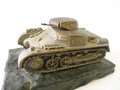 Vollplastisches Modell Panzer I auf Marmorsockel. Maße des Panzers 7 x 13,5 x 6,5cm. Maße der Marmorplatte 10 x 16cm. Angelaufenes Stück, eine Kanone sowie eine Sockelschraube fehlt