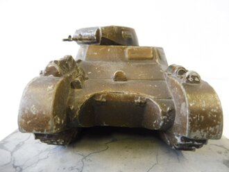 Vollplastisches Modell Panzer I auf Marmorsockel. Maße des Panzers 7 x 13,5 x 6,5cm. Maße der wohl neuzeitlich ergänzten Marmorplatte 12 x 22cm.