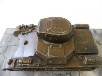 Vollplastisches Modell Panzer I auf Marmorsockel. Maße des Panzers 7 x 13,5 x 6,5cm. Maße der wohl neuzeitlich ergänzten Marmorplatte 12 x 22cm.