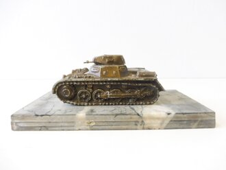 Vollplastisches Modell Panzer I auf Marmorsockel. Maße des Panzers 7 x 13,5 x 6,5cm. Maße der wohl neuzeitlich ergänzten Marmorplatte 12 x 22cm.