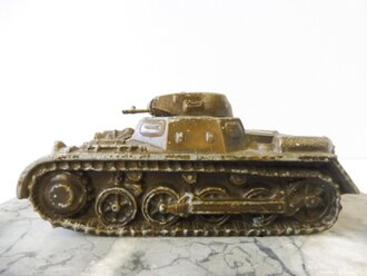 Vollplastisches Modell Panzer I auf Marmorsockel. Maße des Panzers 7 x 13,5 x 6,5cm. Maße der wohl neuzeitlich ergänzten Marmorplatte 12 x 22cm.