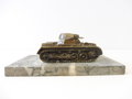 Vollplastisches Modell Panzer I auf Marmorsockel. Maße des Panzers 7 x 13,5 x 6,5cm. Maße der wohl neuzeitlich ergänzten Marmorplatte 12 x 22cm.