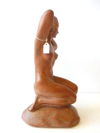 Weiblicher Akt aus den 1930iger Jahren aus rotbrauner Keramik, Höhe 33cm