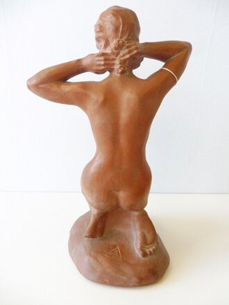 Weiblicher Akt aus den 1930iger Jahren aus rotbrauner Keramik, Höhe 33cm