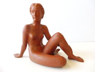 Weiblicher Akt aus den 1930iger Jahren aus rotbrauner Keramik, am Boden undeutlich markiert. Höhe 23cm