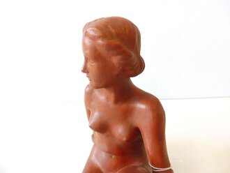Weiblicher Akt aus den 1930iger Jahren aus rotbrauner Keramik, am Boden undeutlich markiert. Höhe 23cm