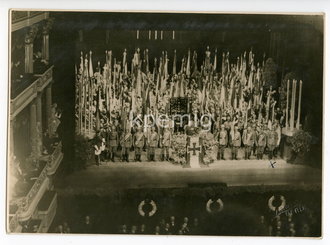 Pressefoto Studentenschaft und Wehrmacht tragen Fahnen,  Maße 12,5 x 17,5 cm