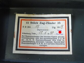 Transportkasten " 15 Stück Zug-Zünder 35"  datiert 1940. Das äussere Etikett hat sich gelöst