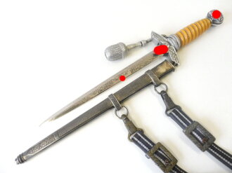 Dolch für Offiziere der Luftwaffe mit beidseitiger Klingenätzung. Absprechendes Stück ohen Herstellerbezeichnung, laut Ralf Siegert eine Typische Ätzung von "Emil Voos Solingen"  Eine aktuelle Expertise von Ralf Siegert beiliegend