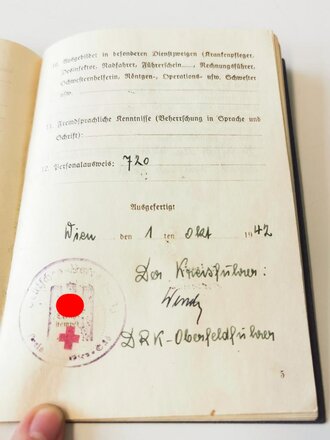 Nachlass einer Deutsches Rotes Kreuz Haupthelferin, bestehend aus Dienstbuch, 3 Beförderungen und 2 Personalausweisen