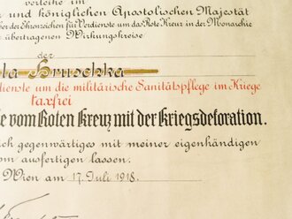 Österreich , Verleihungsurkunde für die bronzene Ehrenmedaille vom Roten Kreuz mit der Kriegsdekoration datiert 1918. Grossformatig