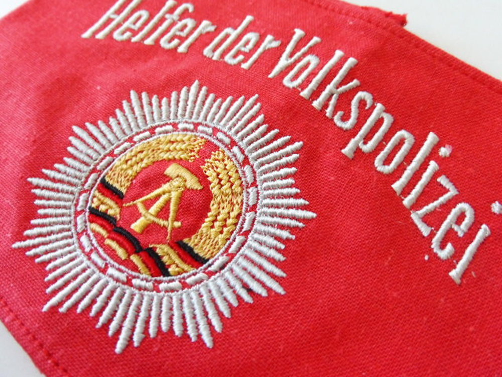 DDR Armbinde Helfer der Volkspolizei VP Helfer ungetragen 