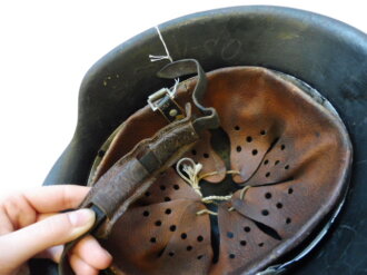 Dänemark, Stahlhelm Zivilverteidigung aus Stahlhelmglocke der Wehrmacht umgebaut. Originallack