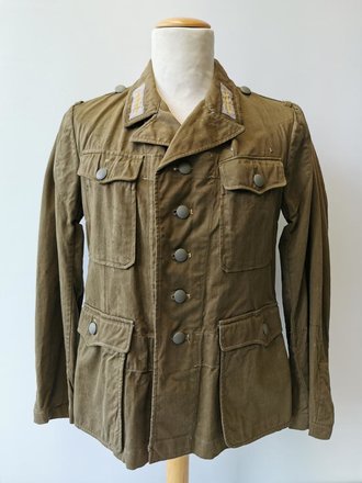 Heer, Tropenfeldbluse Modell 1942. Guter Zustand, diverse kleinere Reparaturstellen, Schulterbreite 43 cm, Armlänge 57 cm