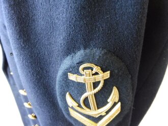 Kriegsmarine dunkelblaue Paradejacke in gutem Zustand, Kammerstück, Schulterbreite