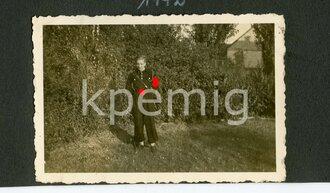 Seite eines Fotoalbum " Fahrt nach Holzen 1942" dazu zwei loose Fotos