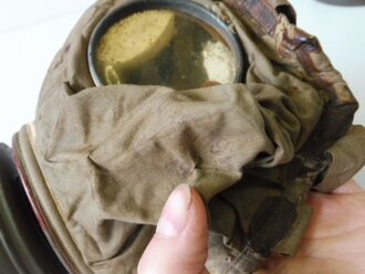 K.u.K. 1.Weltkrieg. Gasmaske nach altem deutschen Muster mit Bereitschaftsbüchse. Ungereinigtes Set, die Maske an - aber nicht ausgetrocknet, Büchse schliesst nicht wenn die Maske darin ist
