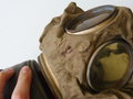 K.u.K. 1.Weltkrieg. Gasmaske nach altem deutschen Muster mit Bereitschaftsbüchse. Ungereinigtes Set, die Maske an - aber nicht ausgetrocknet, Büchse schliesst nicht wenn die Maske darin ist