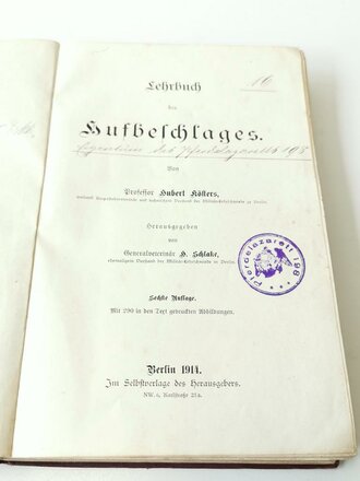 "Lehrbuch des Hufbeschlages" , sechste Auflage 1914, Herausgegeben von Generalveterinär Schlake. 349 Seiten, Eigentumstempel des "Pferdelazarett 198"