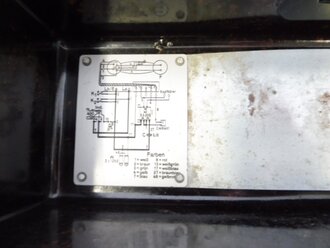 Feldfernsprecher 33 der Kriegsmarine mit Steckeradapter für die Kopffernsprechgarnitur. Das Gerät ist datiert 1942, Funktion nicht geprüft