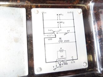 Feldfernsprecher 33 der Kriegsmarine mit Steckeradapter für die Kopffernsprechgarnitur. Das Gerät ist datiert 1942, Funktion nicht geprüft