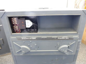 Tr�gerfrequenzger�t b der Wehrmacht datiert 1944. Geh�use �berlackiert, Frontplatte originallack. Funktion nicht gepr�ft. Wiegt ca 60kg, Versand nur per Spedition, bitte Kosten erfragen