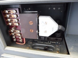 Tr�gerfrequenzger�t b der Wehrmacht datiert 1944. Geh�use �berlackiert, Frontplatte originallack. Funktion nicht gepr�ft. Wiegt ca 60kg, Versand nur per Spedition, bitte Kosten erfragen