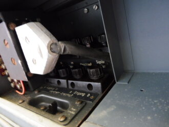 Tr�gerfrequenzger�t b der Wehrmacht datiert 1944. Geh�use �berlackiert, Frontplatte originallack. Funktion nicht gepr�ft. Wiegt ca 60kg, Versand nur per Spedition, bitte Kosten erfragen