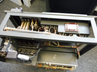 Tr�gerfrequenzger�t b der Wehrmacht datiert 1944. Geh�use �berlackiert, Frontplatte originallack. Funktion nicht gepr�ft. Wiegt ca 60kg, Versand nur per Spedition, bitte Kosten erfragen