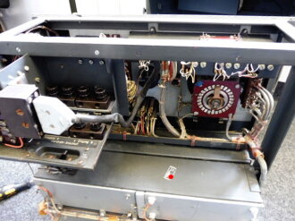 Tr�gerfrequenzger�t b der Wehrmacht datiert 1944. Geh�use �berlackiert, Frontplatte originallack. Funktion nicht gepr�ft. Wiegt ca 60kg, Versand nur per Spedition, bitte Kosten erfragen