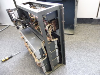 Tr�gerfrequenzger�t b der Wehrmacht datiert 1944. Geh�use �berlackiert, Frontplatte originallack. Funktion nicht gepr�ft. Wiegt ca 60kg, Versand nur per Spedition, bitte Kosten erfragen