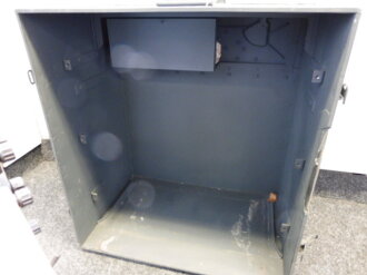 Tr�gerfrequenzger�t b der Wehrmacht datiert 1944. Geh�use �berlackiert, Frontplatte originallack. Funktion nicht gepr�ft. Wiegt ca 60kg, Versand nur per Spedition, bitte Kosten erfragen