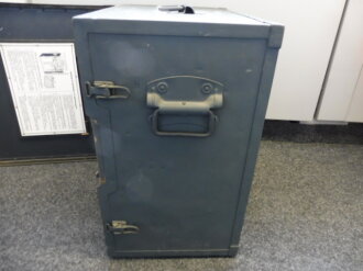 Tr�gerfrequenzger�t b der Wehrmacht datiert 1944. Geh�use �berlackiert, Frontplatte originallack. Funktion nicht gepr�ft. Wiegt ca 60kg, Versand nur per Spedition, bitte Kosten erfragen