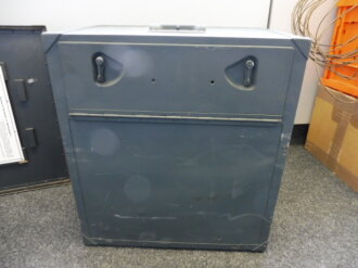 Tr�gerfrequenzger�t b der Wehrmacht datiert 1944. Geh�use �berlackiert, Frontplatte originallack. Funktion nicht gepr�ft. Wiegt ca 60kg, Versand nur per Spedition, bitte Kosten erfragen
