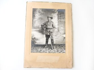 Studioaufnahme eines Angehörigen der Deutsch Ostafrikanischen Eskadron Jäger zu Pferde in Tientsin / China 1900-1902, Maße 23 x 33cm