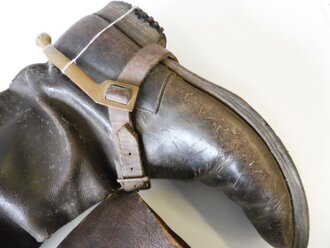 Paar Stiefel für Kürassiere, braunes genarbtes Leder wie man es von der Ausrüstung des 1. Weltkrieges her kennt. Ungereinigtes Paar