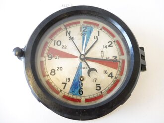 U.S.Navy "Chelsea Clock Co Boston" ship clock in bakelite case. Case diameter 19cm. I do not have a matching key - so can´t proof it´s working