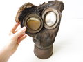 1. Weltkrieg, Gasmaske mit Filter in Bereitschaftsbüchse. Leder weich , die Dose im Originallack mit Trageriemen
