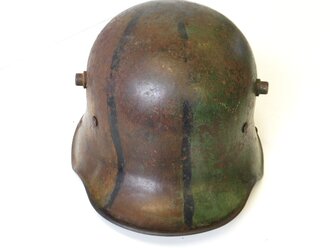 1. Weltkrieg, Stahlhelmglocke mit Nieten und Band, originale Tarnlackierung