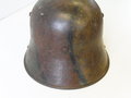 1. Weltkrieg, Stahlhelmglocke mit Nieten und Band, originale Tarnlackierung