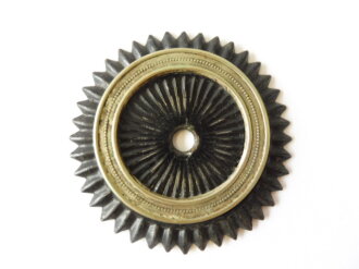 Kaiserreich, Kokarde für eine Pickelhaube für Offiziere, Ausführung für die Steckrosette. Eisen, Originallack, Durchmesser 55mm