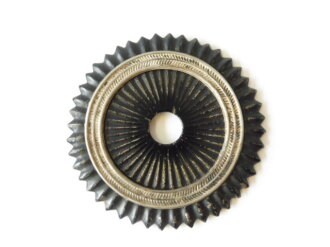 Kaiserreich, Kokarde für eine Pickelhaube für Offiziere, Ausführung für die Steckrosette. Eisen, Originallack, Durchmesser 55mm