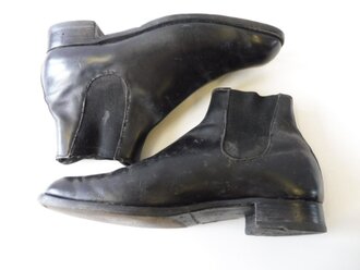 Paar Zugstiefel für Offiziere zum Waffenrock, mit den dazugehörigen Schuhspannern. Sohlenlänge 29,5cm