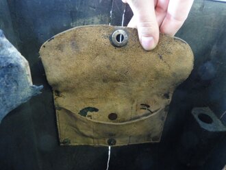 1. Weltkrieg, Transportbehälter zum Scherenfernrohr, Überlackiertes Stück, das untere Teil des Verschlussriemens neuzeitlich ergänzt