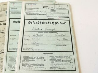 5 Stück Gesundheitsbuch von unterschiedlichen Soldaten, zum Teil noch mit weiteren Papieren in der Umschlagtasche