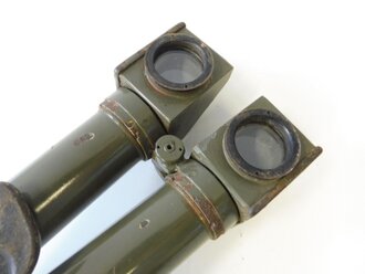 Winkelfernrohr 8 x 24, Hersteller Huet Paris für die Wehrmacht im besetzten Gebiet. Die rein französischen Stücke haben keine Kennzeichnung "H/6400". Die Verstellringe schwer gängig, Optik ok. Originallack, im zugehörigen Ersatzmaterial /  Lederbehälter