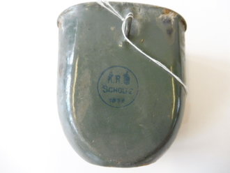 Emaillierte Feldflaschenbecher für Mannschaften und Offiziere der k. u. k. Armee datiert 1917