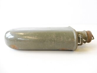 Emaillierte Feldflasche für Mannschaften und Offiziere der k. u. k. Armee datiert 1916, unten ein Loch