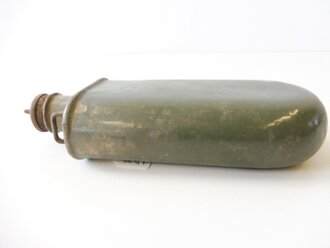 Emaillierte Feldflasche für Mannschaften und Offiziere der k. u. k. Armee datiert 1916, unten ein Loch