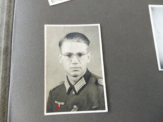 Fotoalbum "Zu Ehren des scheidenden Abt. Kdr. Herrn Hauptmann Dennukat"  vom W.R. 82.  Alle Seiten sind fotografiert